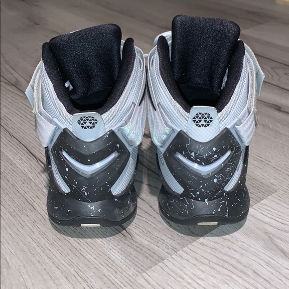 Nike Lebron Reflective Shoes - Picture 5 of 6